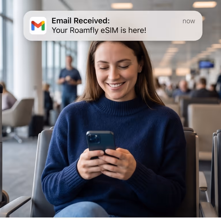 مسافر في المطار يستلم تأكيد eSIM عبر البريد